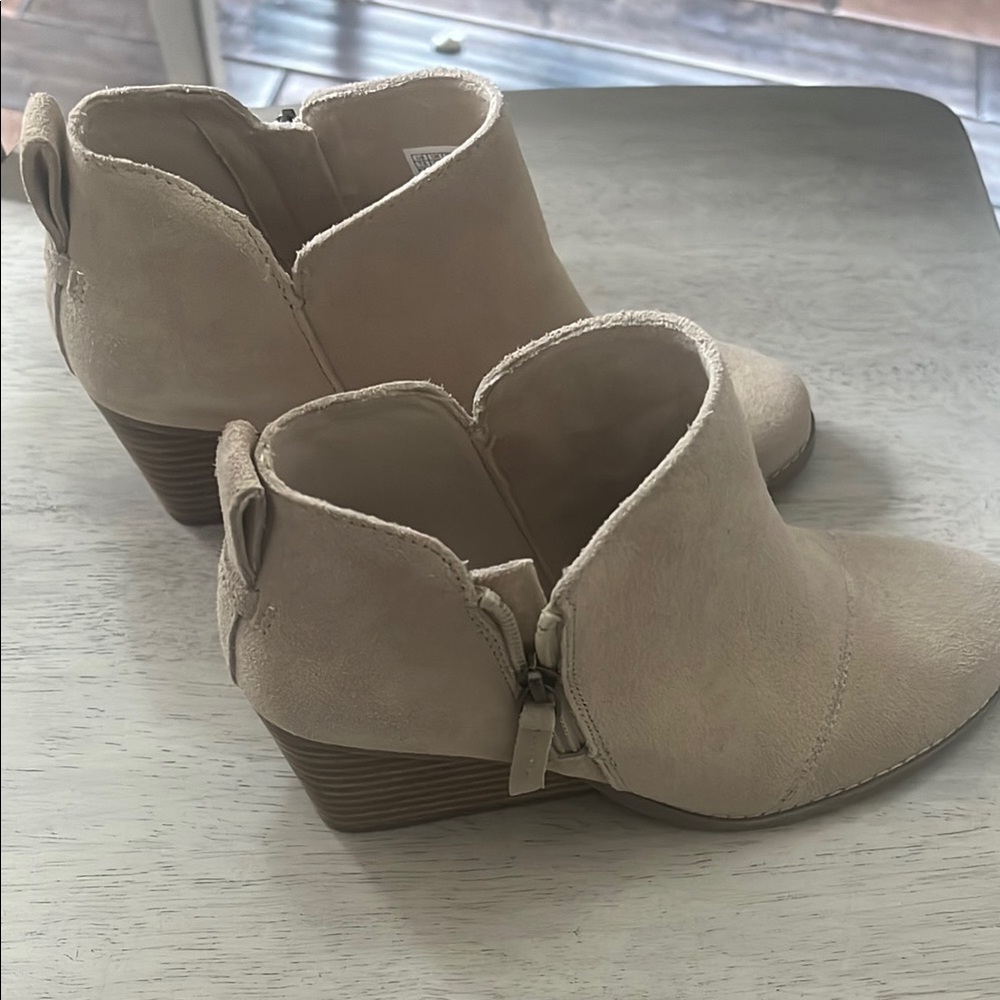 Tom’s Women's Beige Ankle Boots. Never worn. suede wedge boot size 7.5